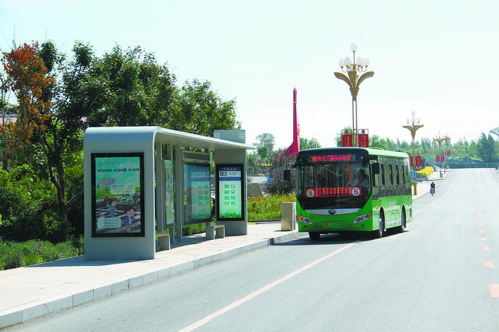 74座簡(jiǎn)潔大氣的公交候車亭亮相赤峰新惠鎮(zhèn)