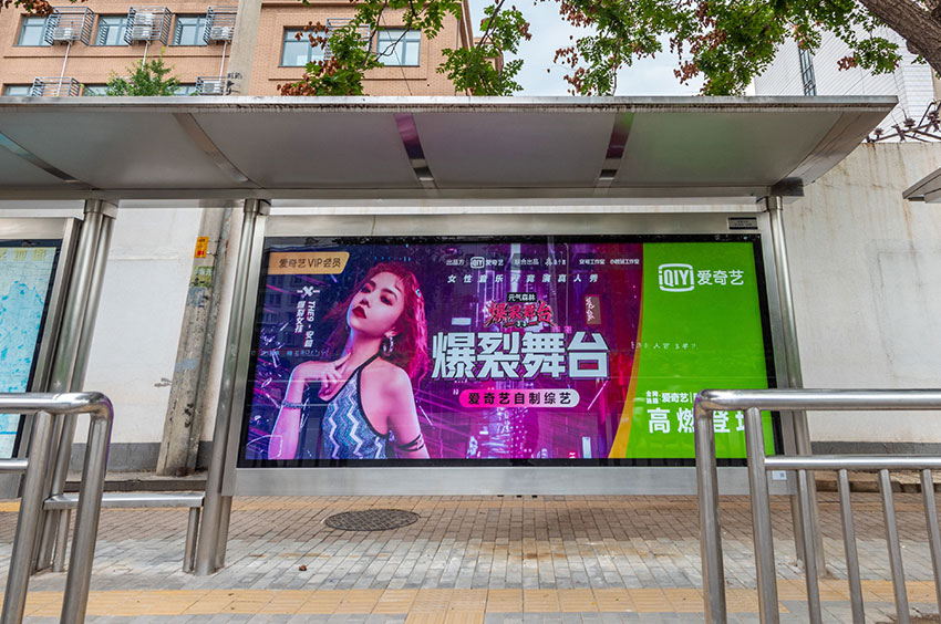 學(xué)會(huì)與乘客互動(dòng)提升候車亭廣告宣傳能力