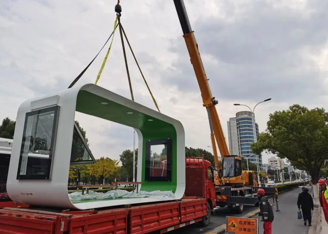 嘉定“綠野仙蹤”生態(tài)環(huán)保智能公交站臺(tái)與秋景更配