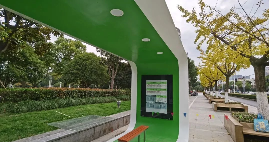 嘉定“綠野仙蹤”生態(tài)環(huán)保智能公交站臺(tái)與秋景更配