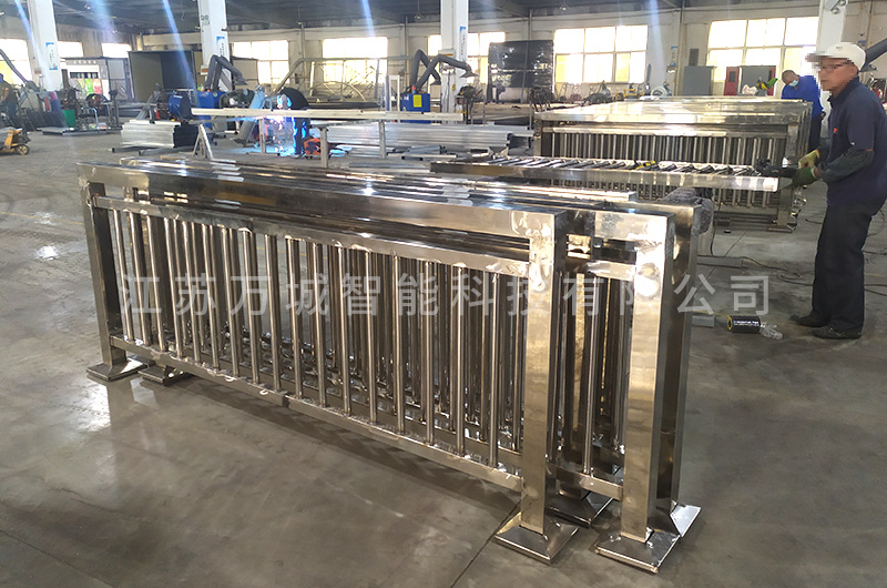 提升候車亭安全性不銹鋼護欄生產制造中