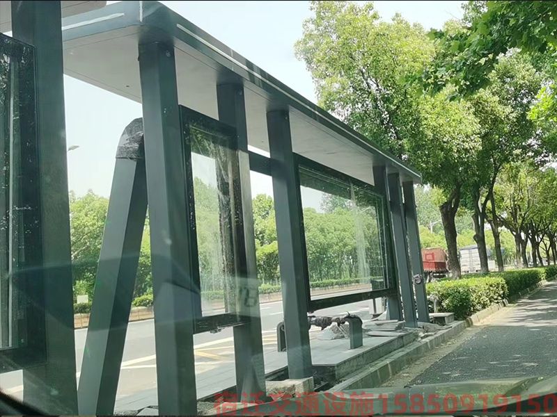 公交候車(chē)亭生產(chǎn)廠(chǎng)家現(xiàn)場(chǎng)安裝案例